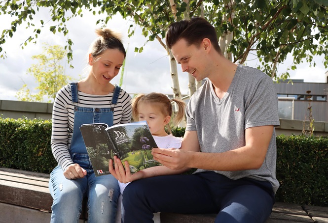 Family reading the new Arboretum Guidebook - 3494 x 2389